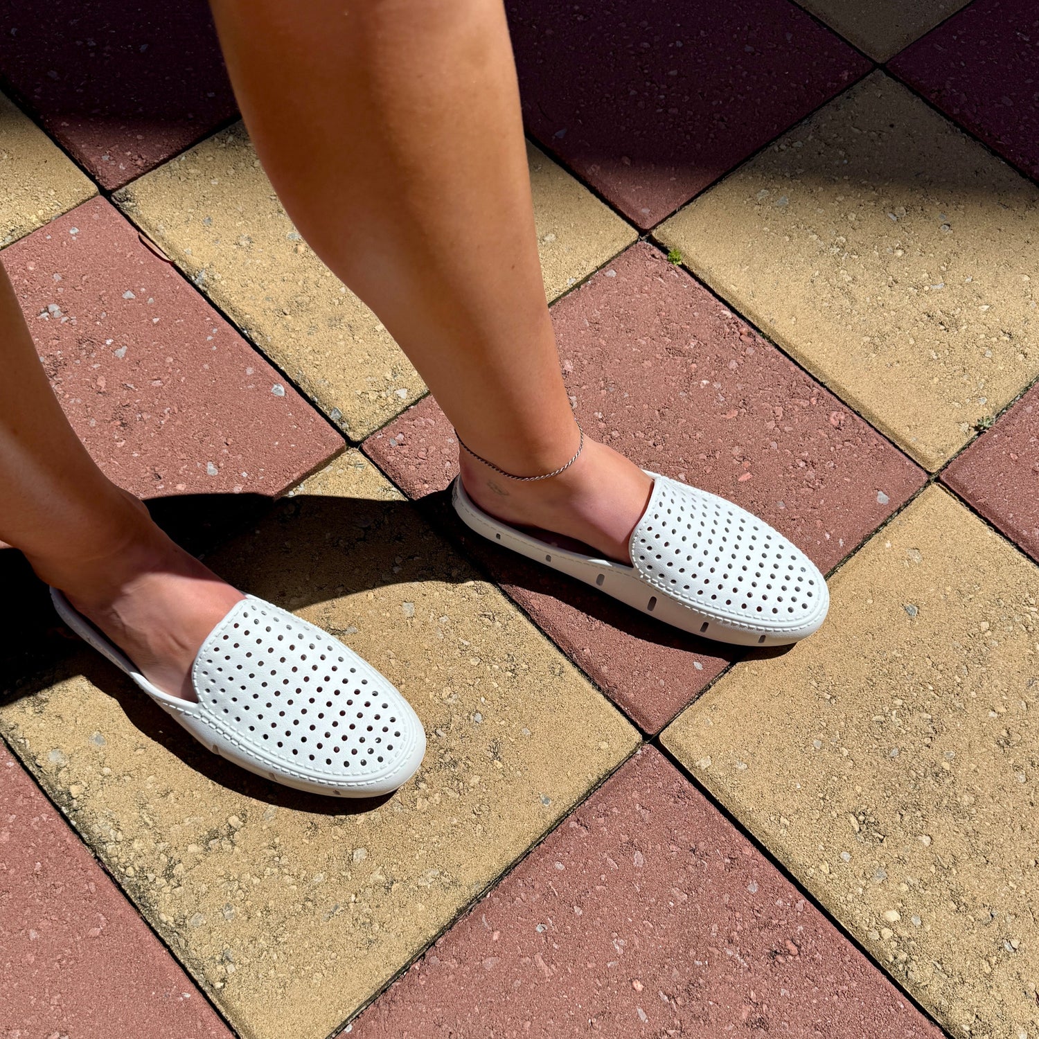 BRIGHT WHITE/HARBOR MIST GRAY SUNSET SLIDE - WOMENS
